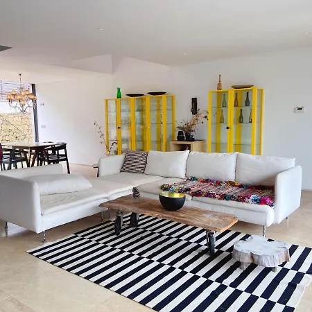Quaint, Chic And Artistic Seaside Villa Villa